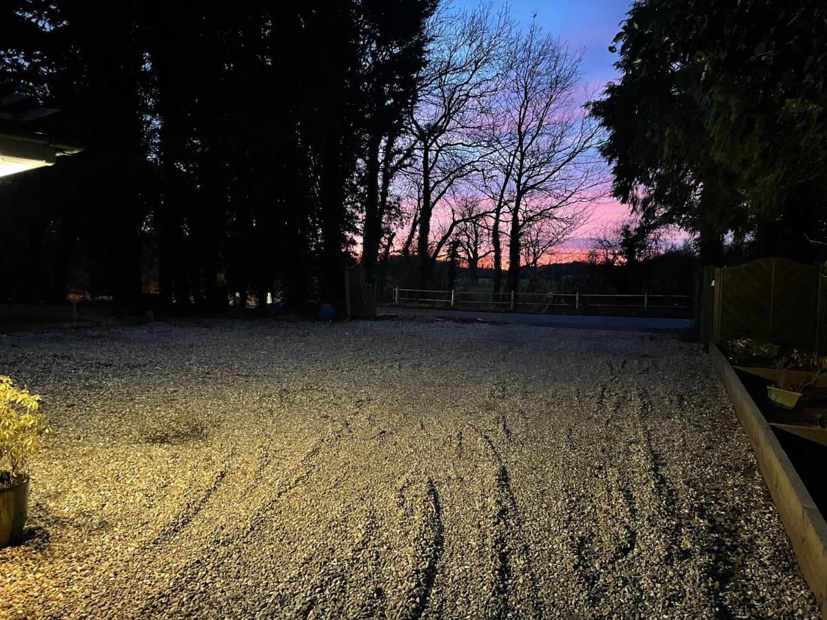 Da Vinci & Guest Parking, A Real Gem Crawley (West Sussex)