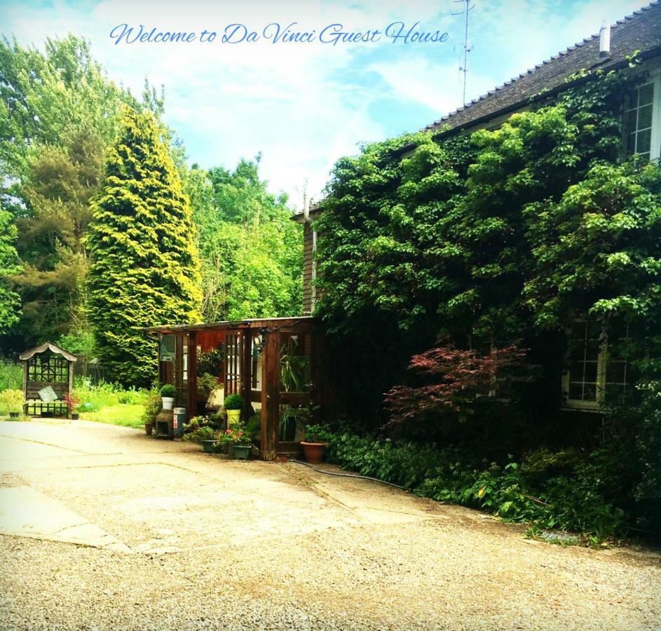 Da Vinci & Guest Parking, A Real Gem Crawley (West Sussex)